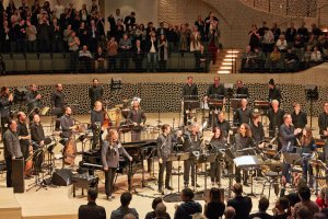 01_Salam-Syria__ndr_bigband_syrian_big_band_wolf_kerschek_foto_claudia_hoehne.jpg
