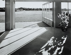Eva-Besnyo_01_zomerhuis_van_familie_dijkstra_ontworpen_door_architecten_merkelbach_en_karsten_groet_1934_c_eva_besnyo_maria_austria_instituut.jpg