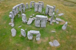 Stonehenge_01_Trockenspuren_F_Adam-Stanford.jpg
