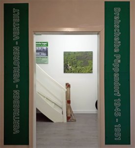 vertrieben-verloren-verteilt_01_Blick-in-den-Eingangsbereich.jpg