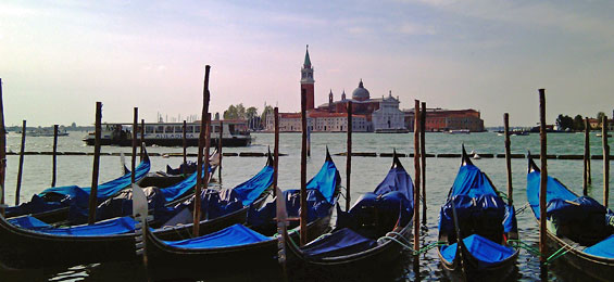 Blick auf den Campanille Gondeln in der Lagune von Venedig XXL-Ansichtskarte
