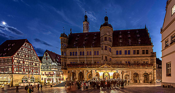 Nachtwächterführung Rothenburg o.d. Tauber Rathaus Gruppe Kontrast bearbeitet Marktplatz Rothenburg Tourismus Service W.Pfitzinger RTS602