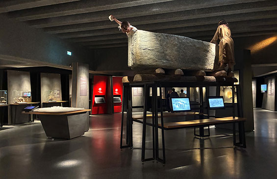 Stonehenge 2 Ausstellungsansicht F Claus Friede