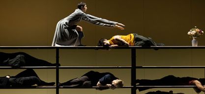 Ein surrealer Kosmos: Ella Rothschild und ihr „Summer Snow“ am Theater Bielefeld